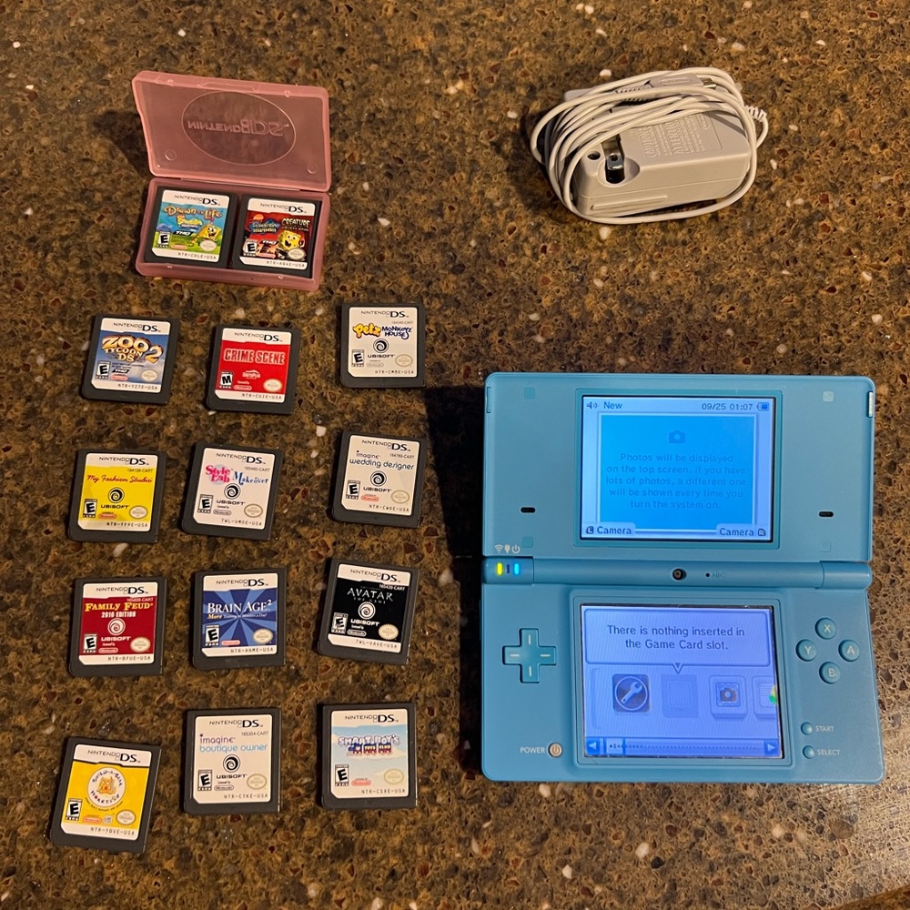 Nintendo DSi + games + carrying case